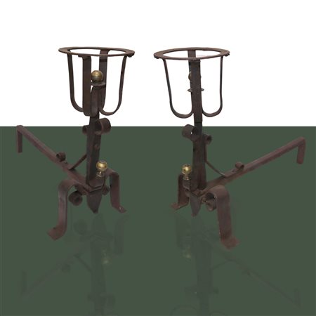 Coppia di alari da camino in ferro chiodato, 18° secolo