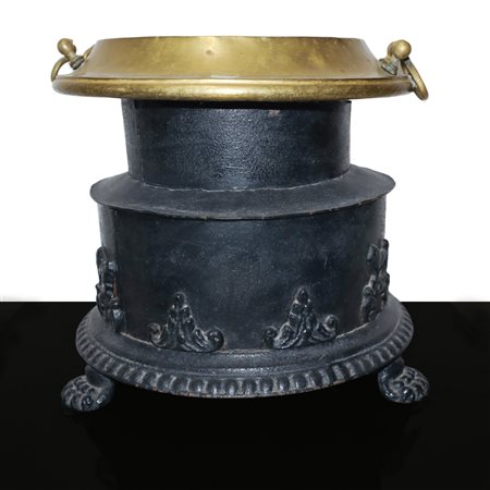 Braciere in ferro battuto con parte superiore in ottone dorato con decori a rilievo e piedi leonini