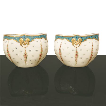 Coppia di vasi decorati con fiori ed oro.