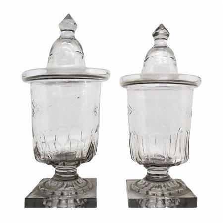 Coppia di vasi in vetro con coperchio