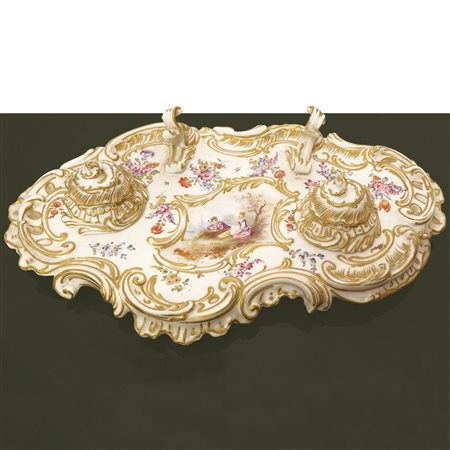 Capodimonte - Portacalamaio con decori dorati, decori floreali e scena di genere al centro