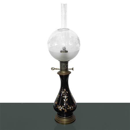 Lume in porcellana nera dipinta a  motivi floreali con  diffusore a palla in  vetro