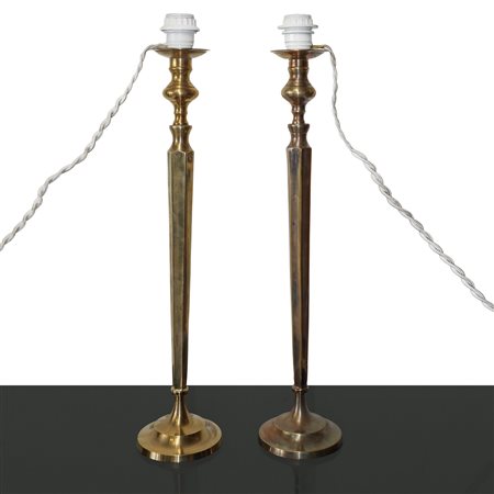 Coppia di candelieri in metallo dorato con fusto a colonna esagonale troncopiramidale 