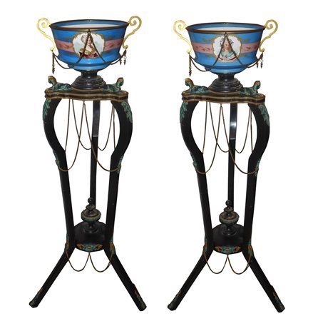 Coppia di cantonali in legno nero ebanizzato con applicazione di bronzi, 19° secolo