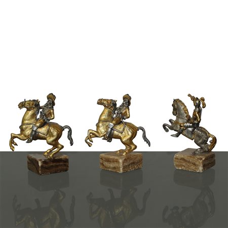 Piero Benzoni (1938)  - N°3 piccole statue di cavaliere a cavallo  in bronzo argentato e dorato montate su base in onice 