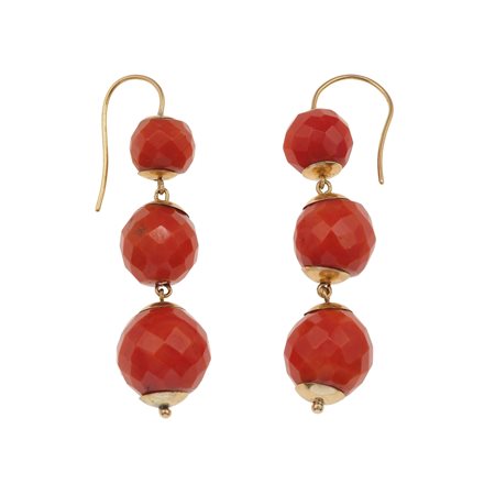 Orecchini pendenti con bules di corallo sfaccettate montatura in oro giallo...