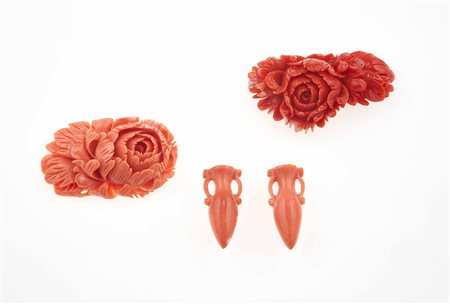 Lotto composto da due piccole anfore in corallo e due cammei in corallo a...