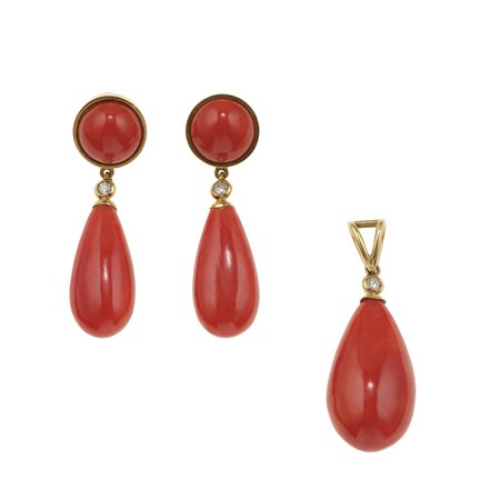 Demi-parure composta da un paio di orecchini ed un pendente con coralli,...