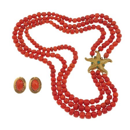 Lotto composto da una collana a tre fili ed un paio di orecchini con coralli...