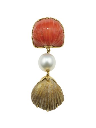 Spilla 'conchiglie' con corallo e perla montatura in oro giallo 750/1000, gr....