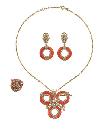 Petochi. Parure composta da anello, orecchini e collana con pendente/spilla...