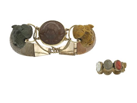 Demi-parure composta bracciale rigido ed anello con pietra dura incisa e...