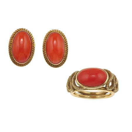 Lotto composto da un anello ed un paio di orecchini con coralli montature in...