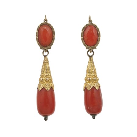 Orecchini pendenti con gocce di corallo sfaccettato montatura in oro giallo...