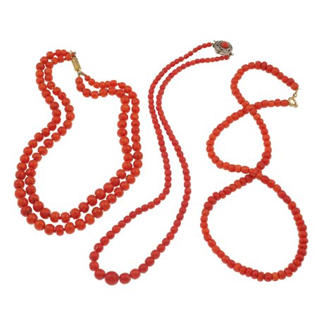 Lotto composto da tre collane di corallo fermezze in argento, metallo dorato...