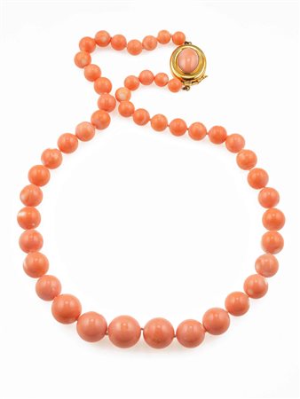 Collana con boules di corallo a scalare fermezza in oro giallo 750/1000, gr....