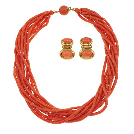 Lotto composto da una collana multifilo ed un paio di orecchini con coralli...