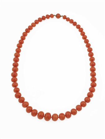 Collana con boules di corallo fermezza in oro 750/1000, gr. 75,4 cm 52,3...