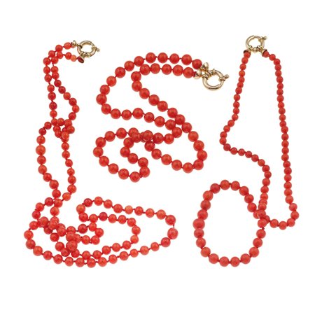 Lotto composto da tre collane di corallo fermezze in argento 925 dorato, cm...