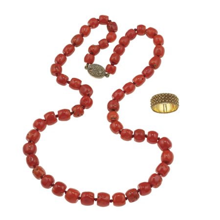Lotto composto da una collana in corallo con fermezza in argento ed un anello...