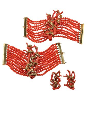 Demi-parure composta da coppia di polsiere ed un paio di orecchini con...