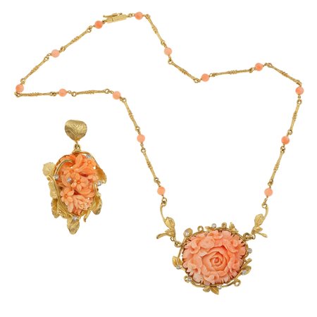 Lotto composto da collana e pendente con inserti in corallo rosa intagliato e...