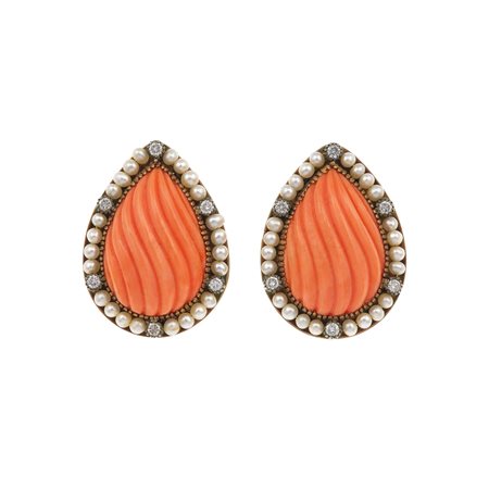 Orecchini con corallo inciso, diamanti e piccole perle montatura in oro...
