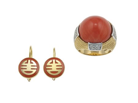 Lotto composto da un paio di orecchini con smalto ed un anello con corallo e...