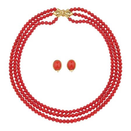 Demi-parure composta da girocollo a tre fili di corallo ed un paio di...