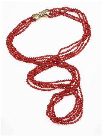 Lunga collana a più fili di corallo fermezza in oro giallo 750/1000, gr. 89,6...