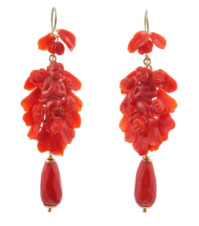 Orecchini pendenti con corallo inciso montatura in oro giallo 375/1000, gr....