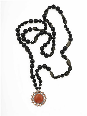 Collana in giaietto con pendente in corallo e diamanti montatura del pendente...
