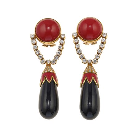 S. Nardi. Orecchini pendenti con corallo, onice, smalto e diamanti montatura...