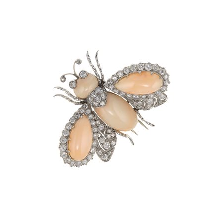 G. Nardi. Spilla con corallo rosa e diamanti montatura in oro bianco...