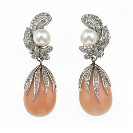 Orecchini con corallo, diamanti e perle montatura in oro bianco 750/1000, gr....