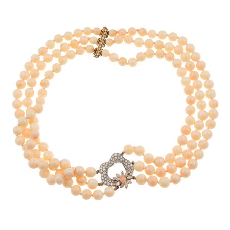 Collana a tre fili di corallo rosa, inserto centrale con diamanti fermezza in...