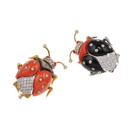 Coppia di spille 'Coccinella' con inserti in corallo e onice montature in oro...