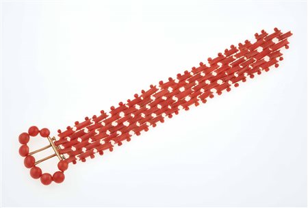 Bracciale in corallo montatura in oro giallo 750/1000. Danni, gr. 24,9 cm...