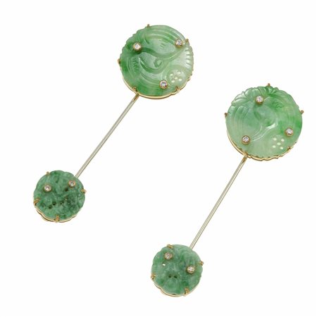 Due spille con giadeiti incise e piccoli diamanti montature in oro giallo ed...