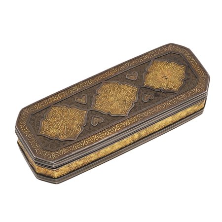 Scatola con decoro a sbalzo oro 22Kt ed argento,...