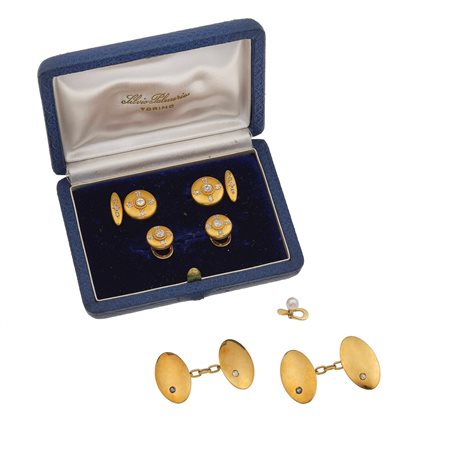 Lotto composto da un set di bottoni da polso e da sparato con diamanti, un...