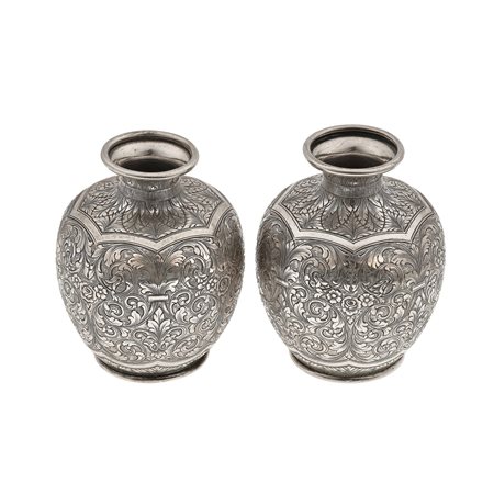 M. Buccellati. Coppia di vasi incisi argento,...