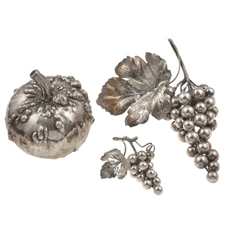 Lotto composto da due frutti firmati Mario Buccellati ed una zucca firmata M....