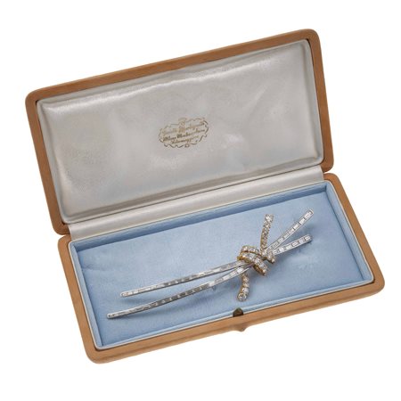 Martignetti. Spilla 'Il fascio di luce' con diamanti taglio brillante e...