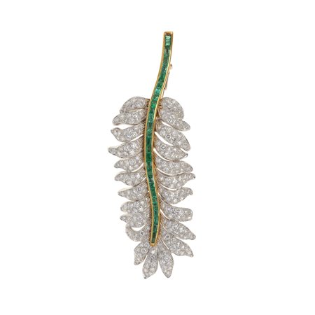 Martignetti. Spilla “piuma” con diamanti e smeraldi montatura in platino ed...