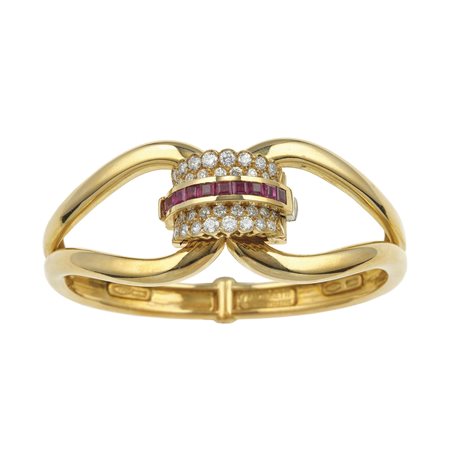Martignetti. Bracciale rigido con diamanti e rubini montatura in oro giallo...