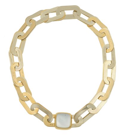 Vhernier. Girocollo a catena con madreperla montatura in oro giallo ed oro...