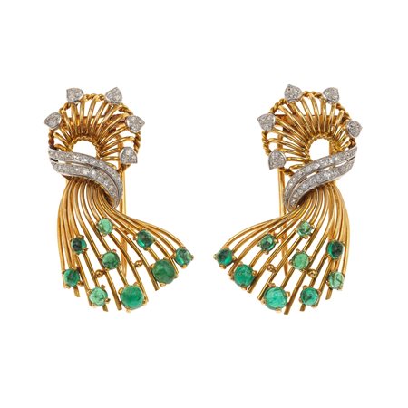 Mellerio dits Meller. Coppia di clips con diamanti e smeraldi taglio cabochon...