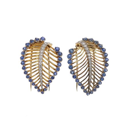 Faraone. Coppia di clips con zaffiri e diamanti montatura in oro giallo ed in...