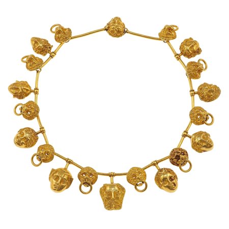 E. Serafini. Girocollo 'Figure mitologiche' montatura in oro giallo 750/1000,...